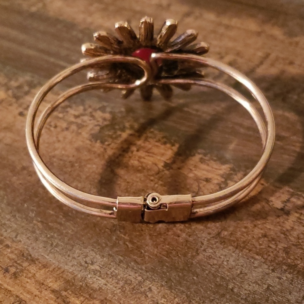 Cato gold tone bracelet NWOT - Picture 2 of 3